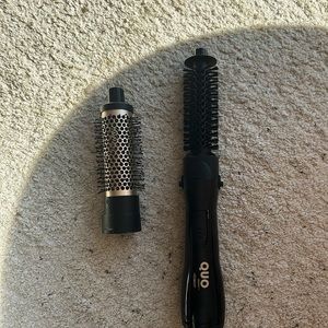 Quo’s ceramic hot hair brush.